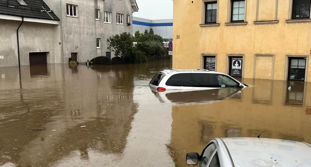 Ulice Grunwaldzka i Mostowa pod wodą. Sytuacja jest dramatyczna.