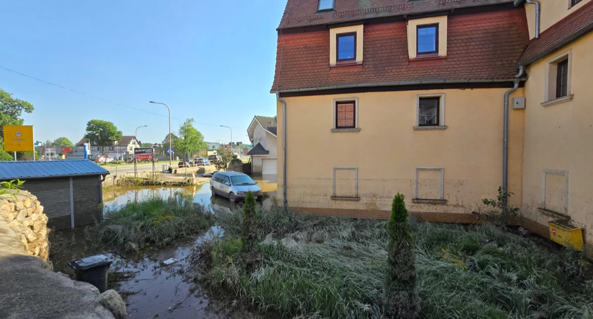 Woda ustąpiła. Trwa sprzątanie miasta i przywracanie ruchu na ulicach.