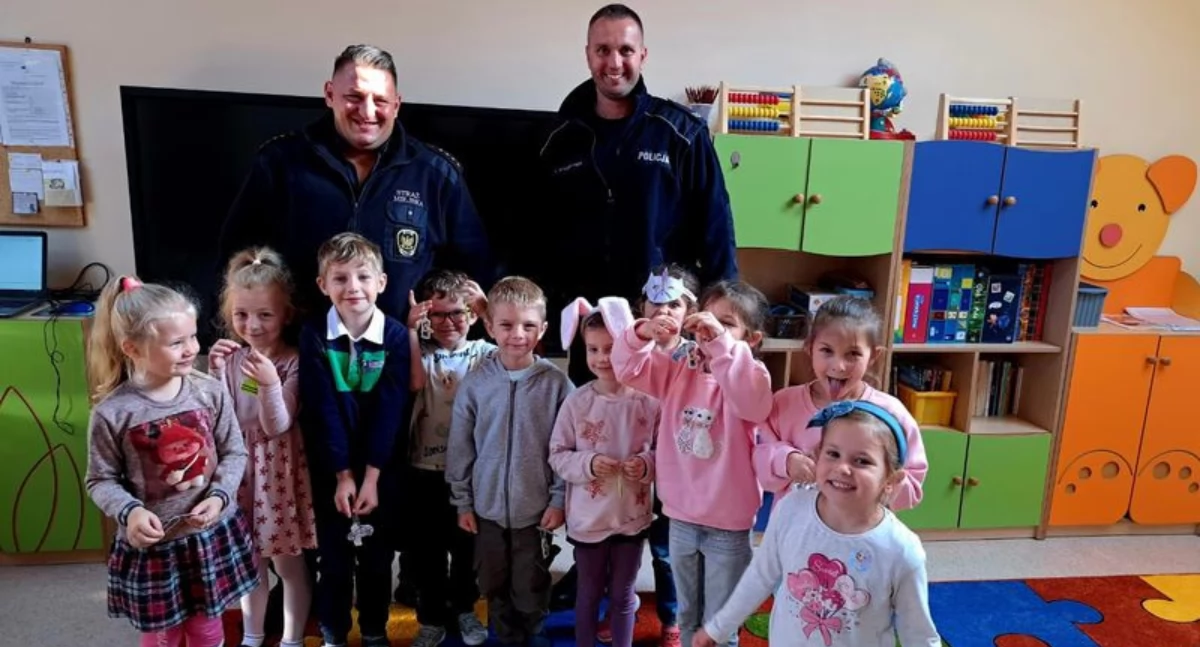 Policjanci ze Szklarskiej Poręby tłumaczyli przedszkolam zasady bezpieczeństwa na drodze