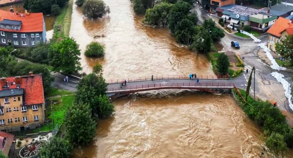 Dramatyczna akcja ratunkowa na rzece Bóbr. Służby szukają kobiety, która skoczyła z mostu.