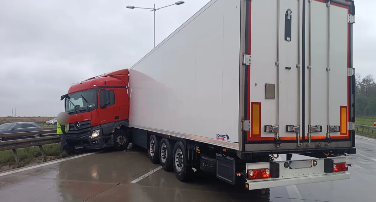 Ciężarówka zablokowała dwa pasy na autostradzie A4