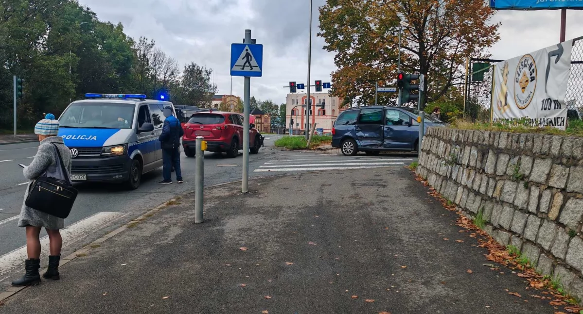 Utrudnienia w ruchu po zderzeniu dwóch pojazdów na ulicy Wolności