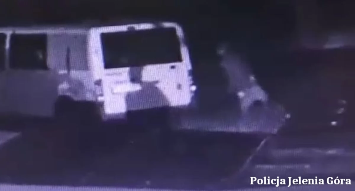 Szedł i nagle wybił szybę w zaparkowanym samochodzie. Został zatrzymany