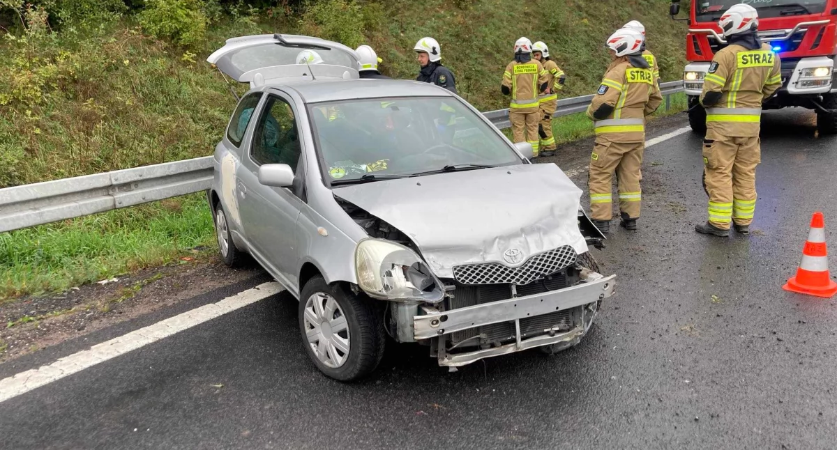  Toyota wpadła w poślizg na mokrej nawierzchni