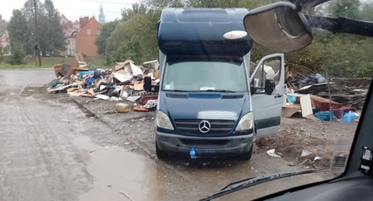 Jeleniogórzanin został przyłapany na podrzucaniu śmieci