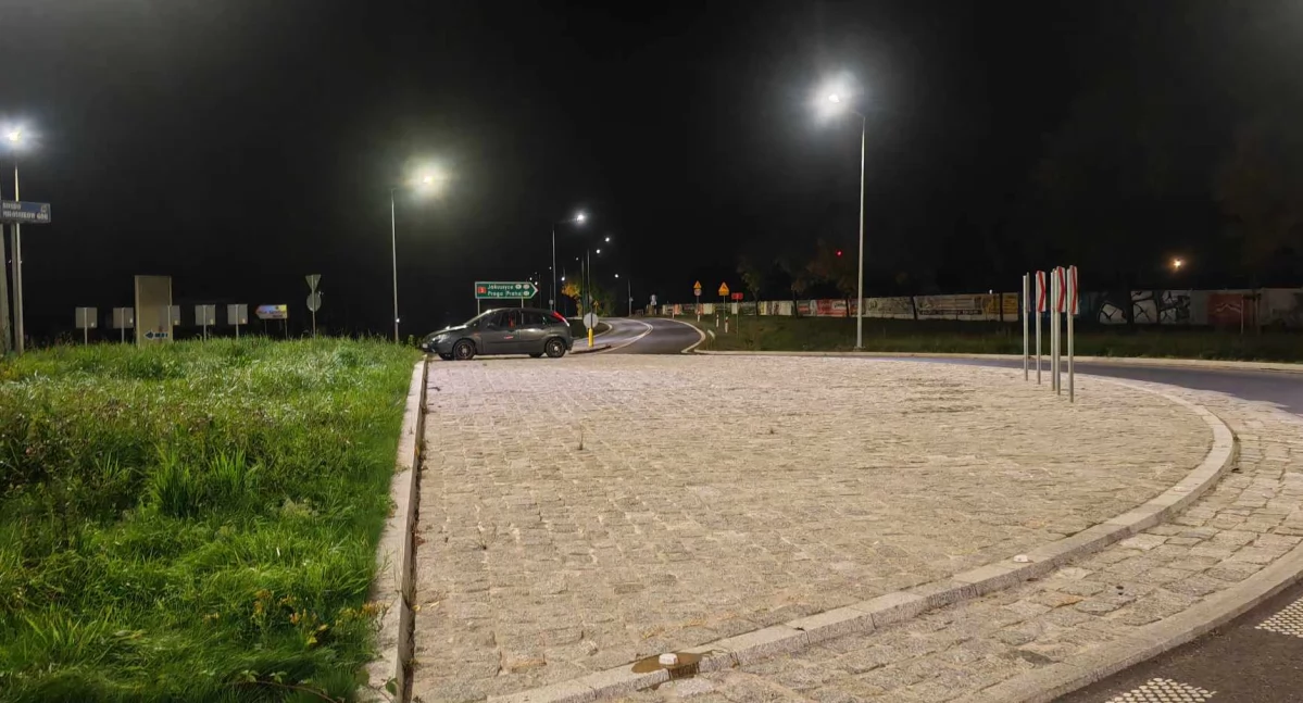 Absurd na rondzie w Piechowicach. To nie jest parking