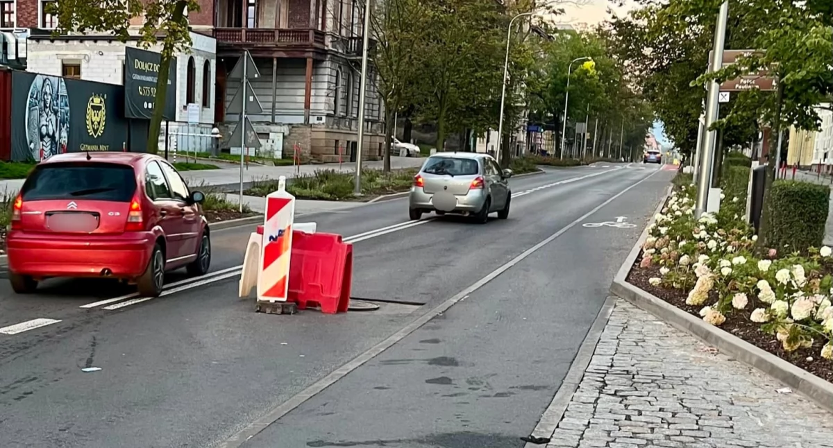 Wykonawca naprawia zapadnięte studzienki. Kierowcy są wściekli