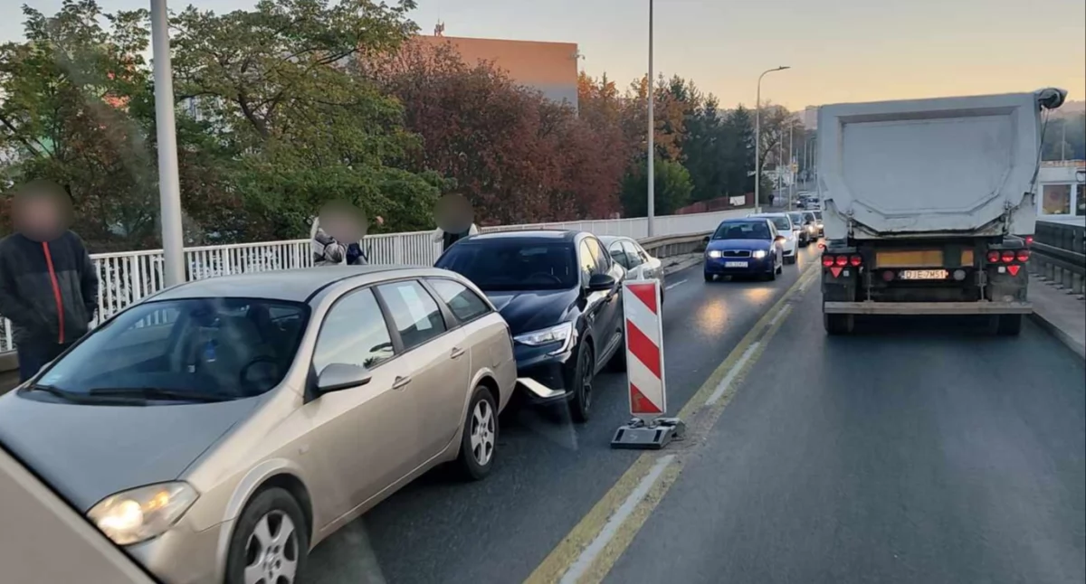 Potężne utrudnienia w ruchu na alei Jana Pawła II po zderzeniu trzech pojazdów