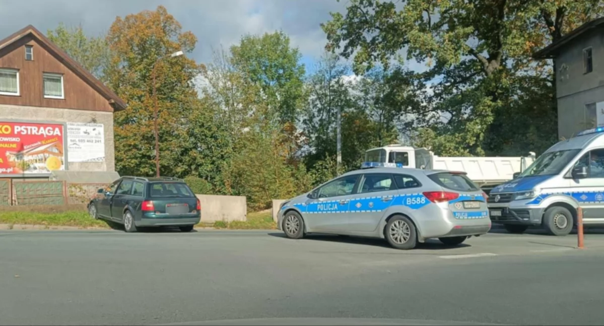 Uciekał przed policją i wjechał w murek
