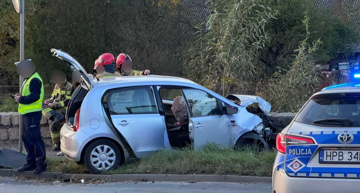 Potężne utrudnienia w ruchu na ulicy Wolności po groźnym zderzeniu dwóch aut