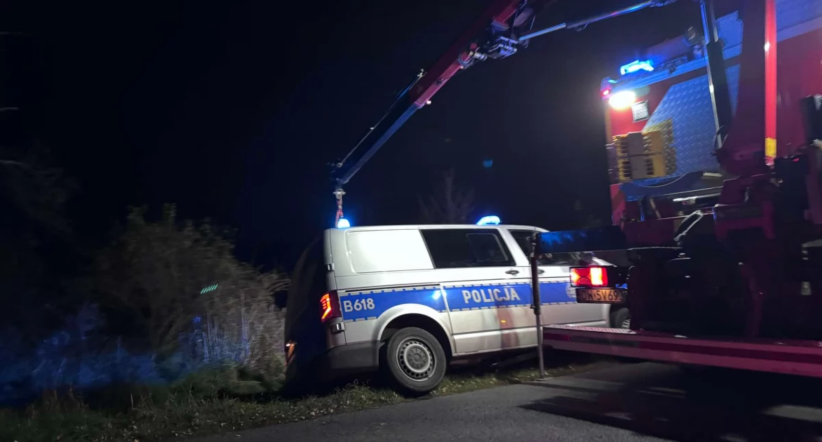 Policyjny bus w rowie na drodze z Sobieszowa do Podgórzyna