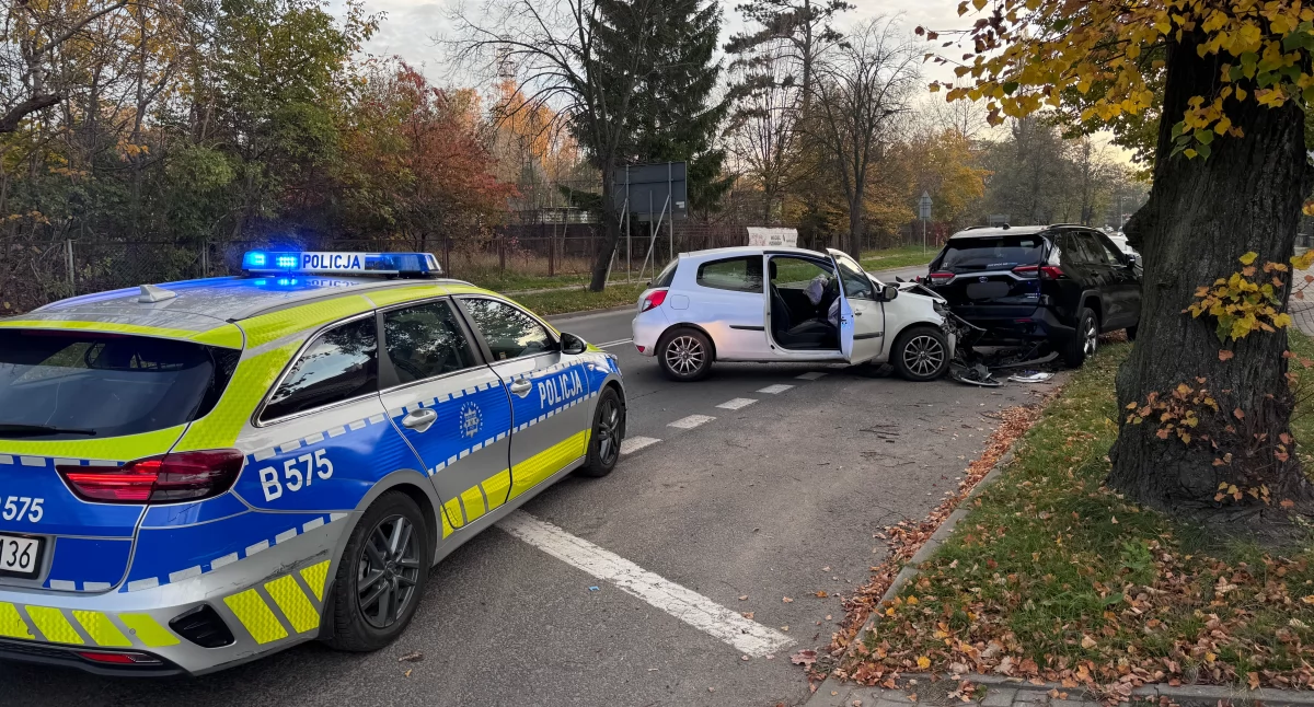 W Cieplicach kierowca Renault staranował zaparkowane samochody