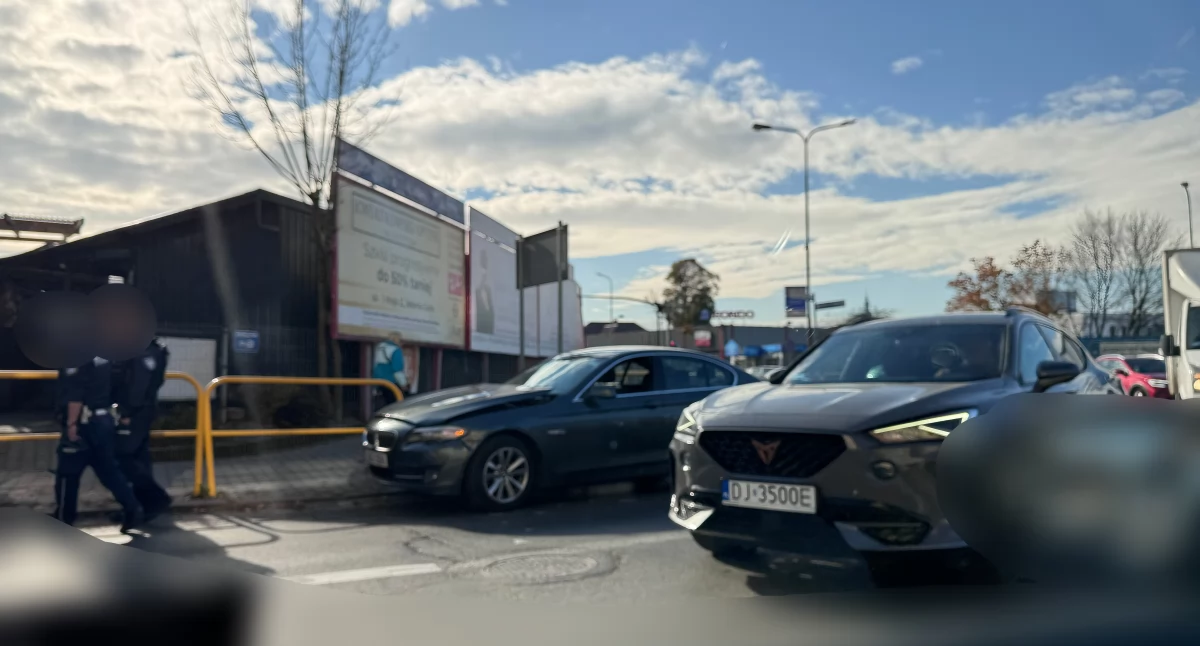 Utrudnienia w ruchu na Zabobrzu przy rondzie WOŚP po zderzeniu dwóch aut