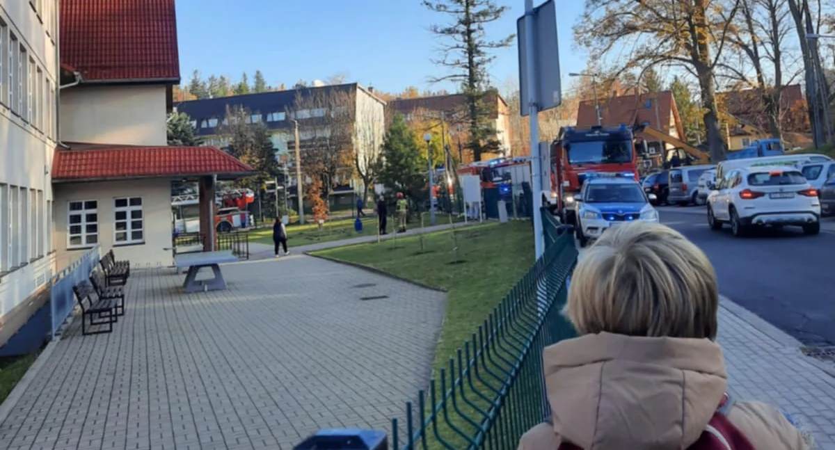 Szklarska Poręba: Zadymienie w szkole. Skuteczna interwencja strażaków.