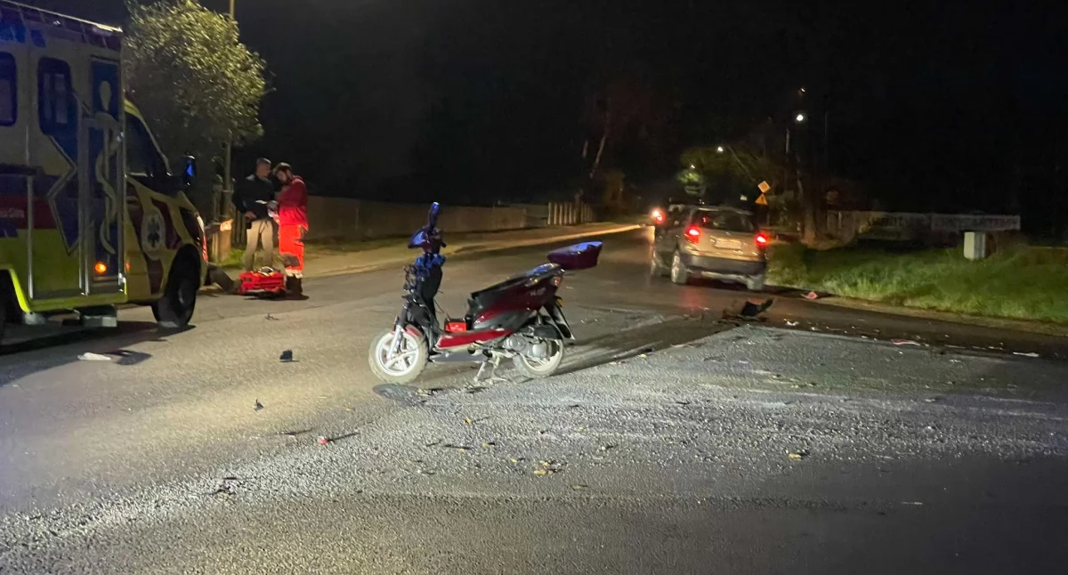 Zderzenie osobówki ze skuterem na newralgicznym skrzyżowaniu