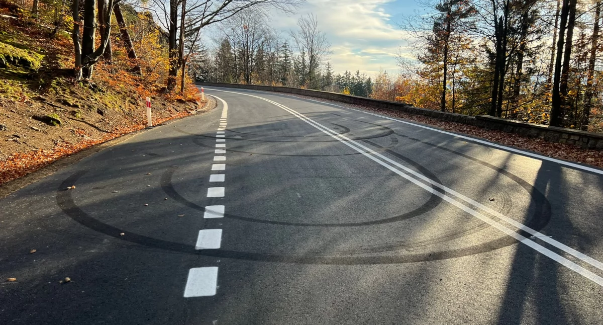 Skrajna bezmyślność na Zakręcie Śmierci – świeżo wyremontowana droga zamieniona w prywatny tor driftu!
