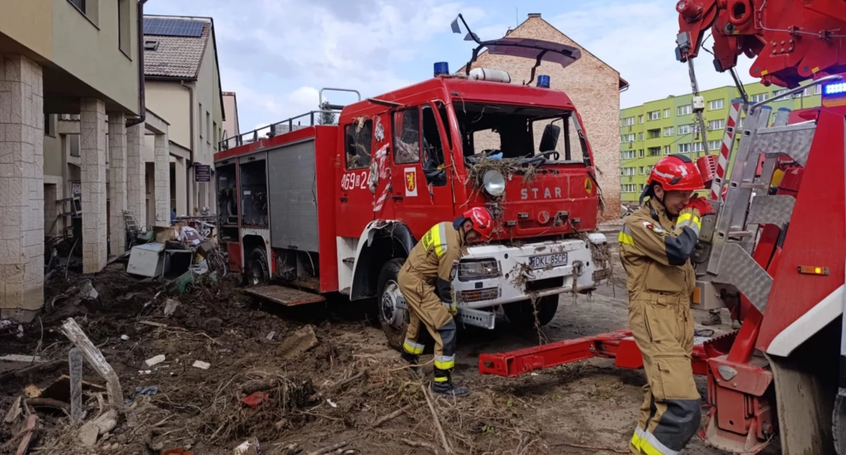 Zatopiony strażacki wóz bojowy. Strażacy potrzebują pomocy