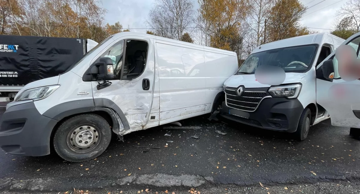 Jelenia Góra : utrudnienia na DK 30 po zderzeniu dwóch busów