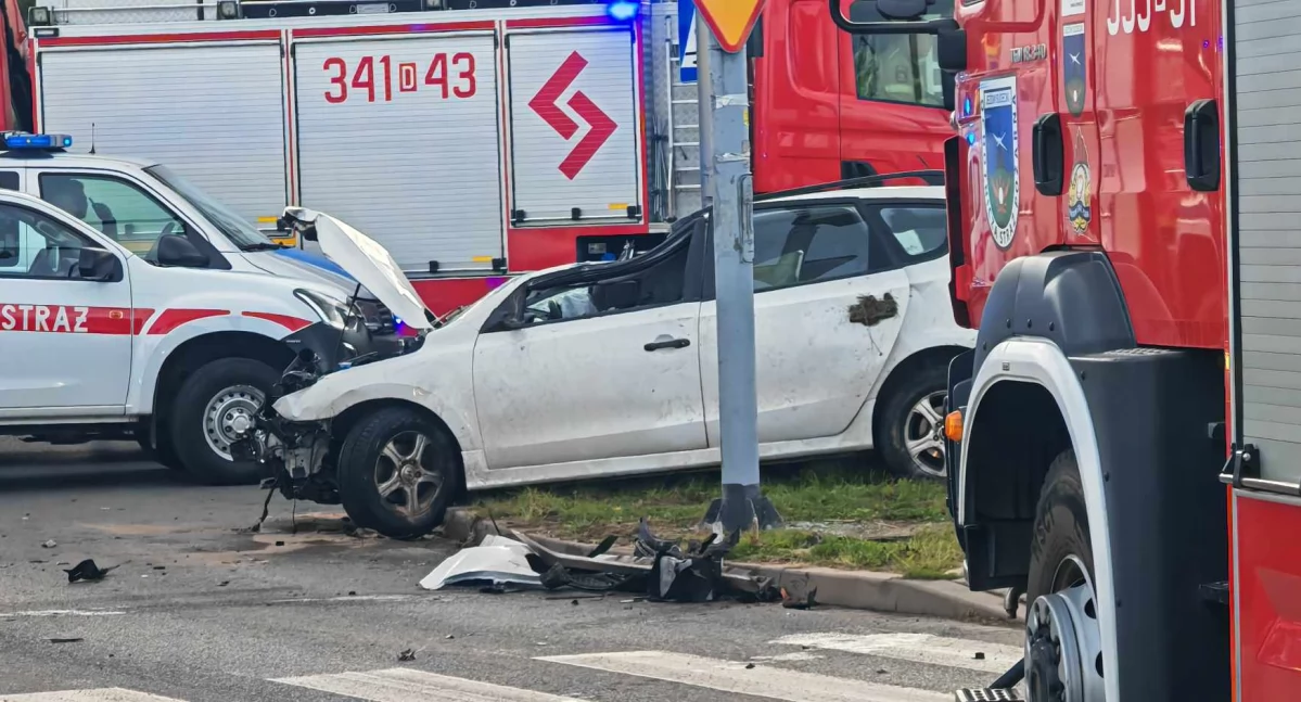 Groźny wypadek na skrzyżowaniu alei Jana Pawła II z ulicą Grunwaldzką