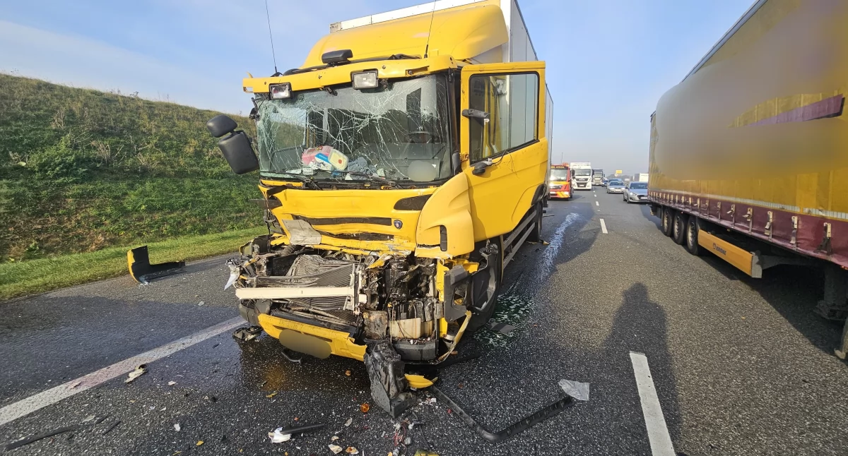 Poważne utrudnienia na autostradzie A4 po zderzeniu dwóch ciężarówek