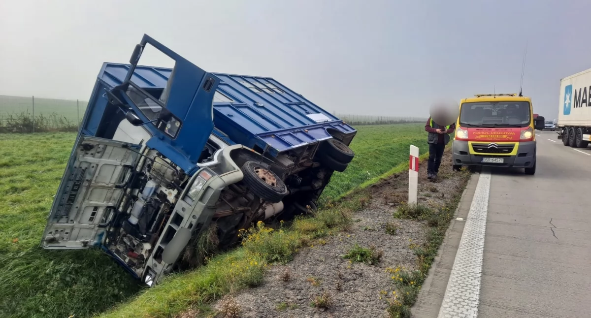 Ciężarówka w rowie przed zjazdem z A4 na Bielany Wrocławskie