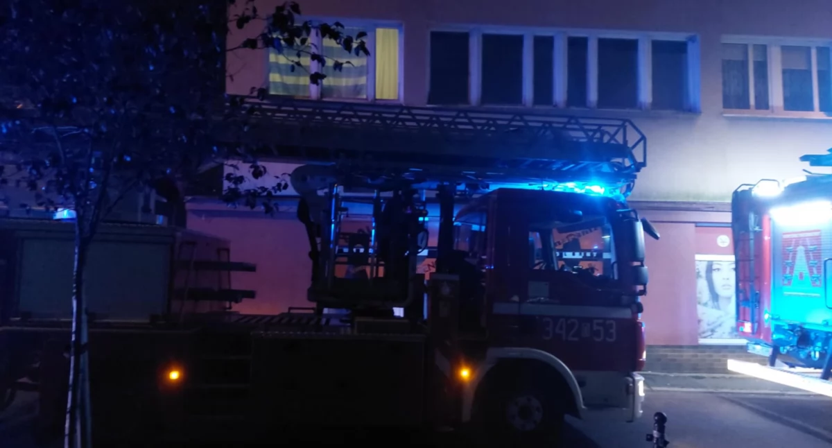 Fałszywy alarm przeciwpożarowy w centrum Jeleniej Góry – nocna akcja straży pożarnej