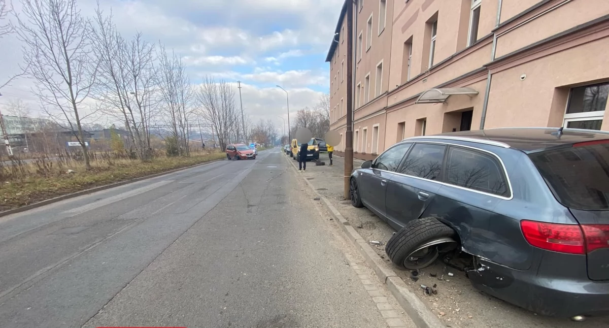 Staranował zaparkowany przy ulicy samochód i wylądował kilkanaście metrów dalej