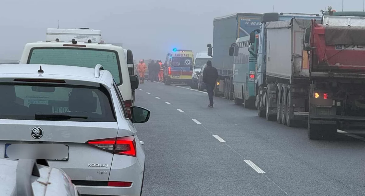 Utrudnienia na S3 po zderzeniu kilku pojazdów. Jest bardzo ślisko