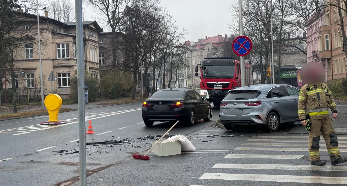 Utrudnienia na ulicy Wolności po zderzeniu radiowozu z czarnym BMW
