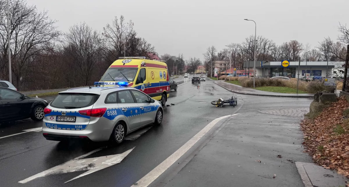 Zderzenie osobówki z rowerzystką na ulicy Wolności. Kobieta trafiła do szpitala