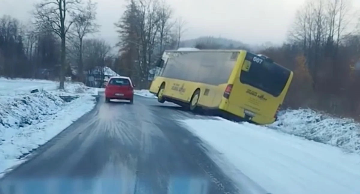 Autobus wpadł do rowu przy drodze z Kowar do Karpacza