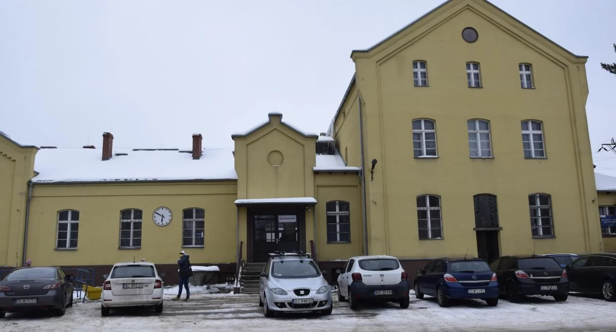 Złodzieje w potrzebie - Obrabowany automat do obsługi publicznej toalety na dworcu kolejowym w Gryfowie Śląskim
