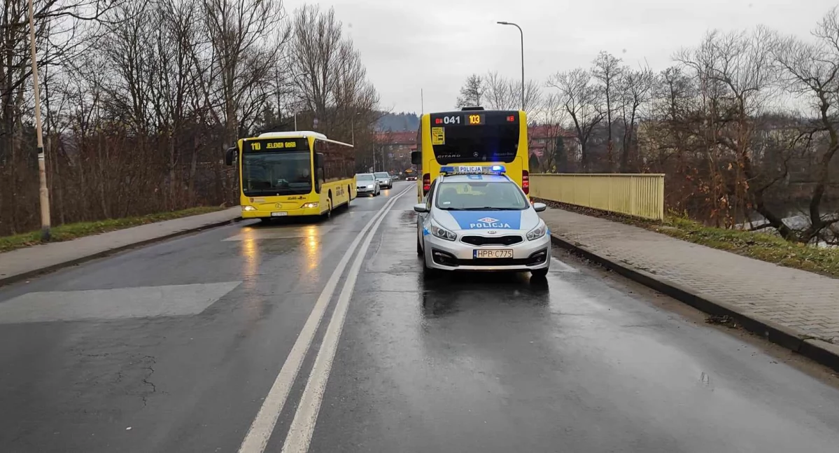 Kobieta upadła w autobusie po gwałtownym hamowaniu. Trafiła do szpitala