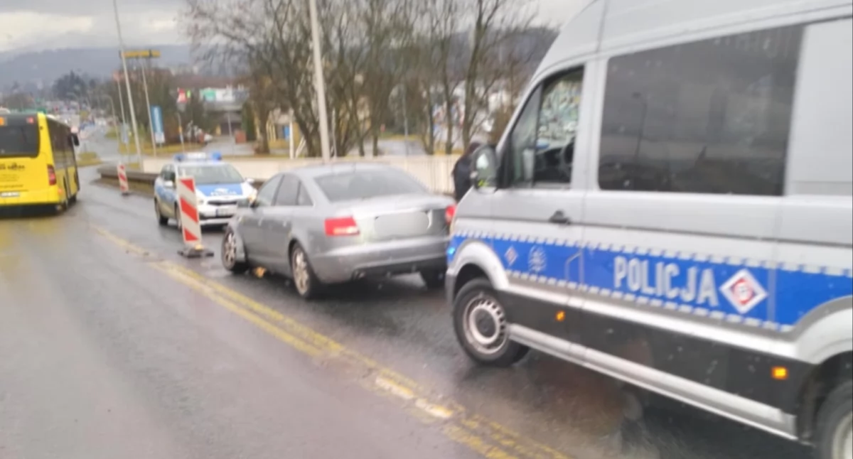 Utrudnienia na alei Jana Pawła II. W Audi urwało się koło