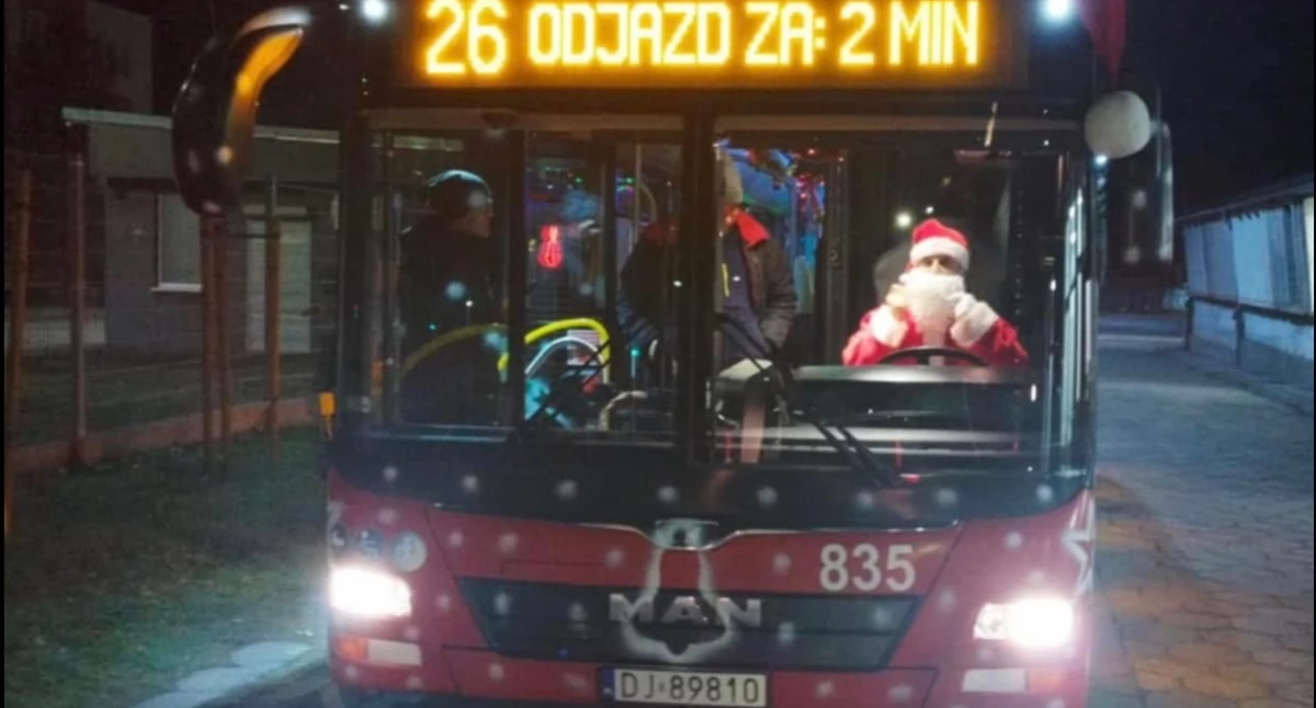 Mikołajkowy autobus MZK w Jeleniej Górze