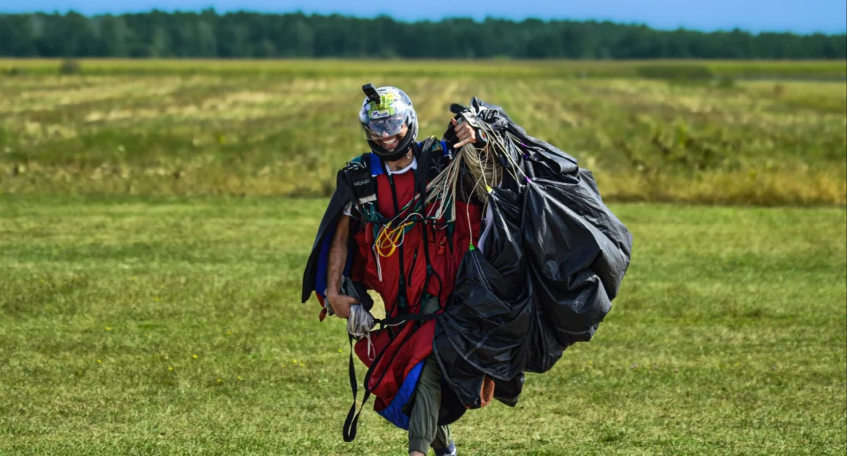 Latający w chmurach Krzysztof podsumowuje rok skoków w wingsuicie