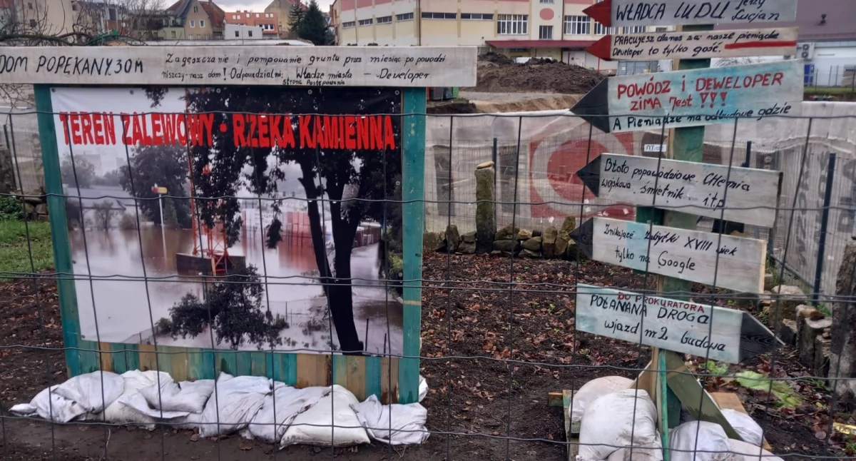 Ktoś powiesił na ogrodzeniu baner z mocnym przekazem