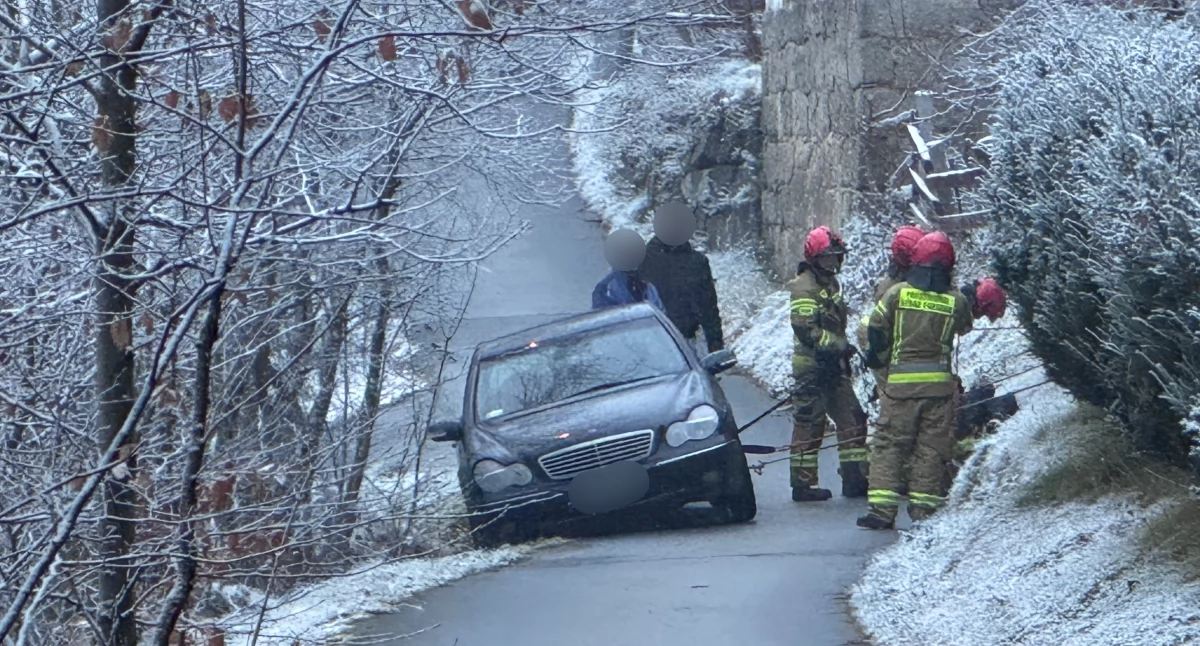 Mercedes zsunął się z drogi. Interwencja strażaków w Zachełmiu