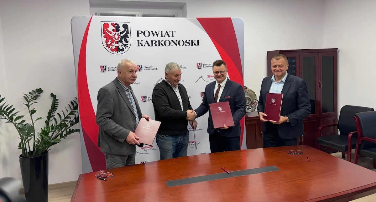 Droga nr 366, która była wstydem dla powiatu zostanie wyremontowana. Podpisano umowę