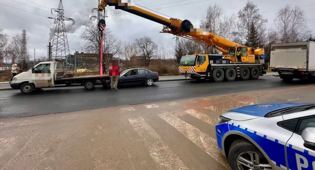 Nietypowa kolizja w Jeleniej Górze. Do pomocy potrzebny był dźwig