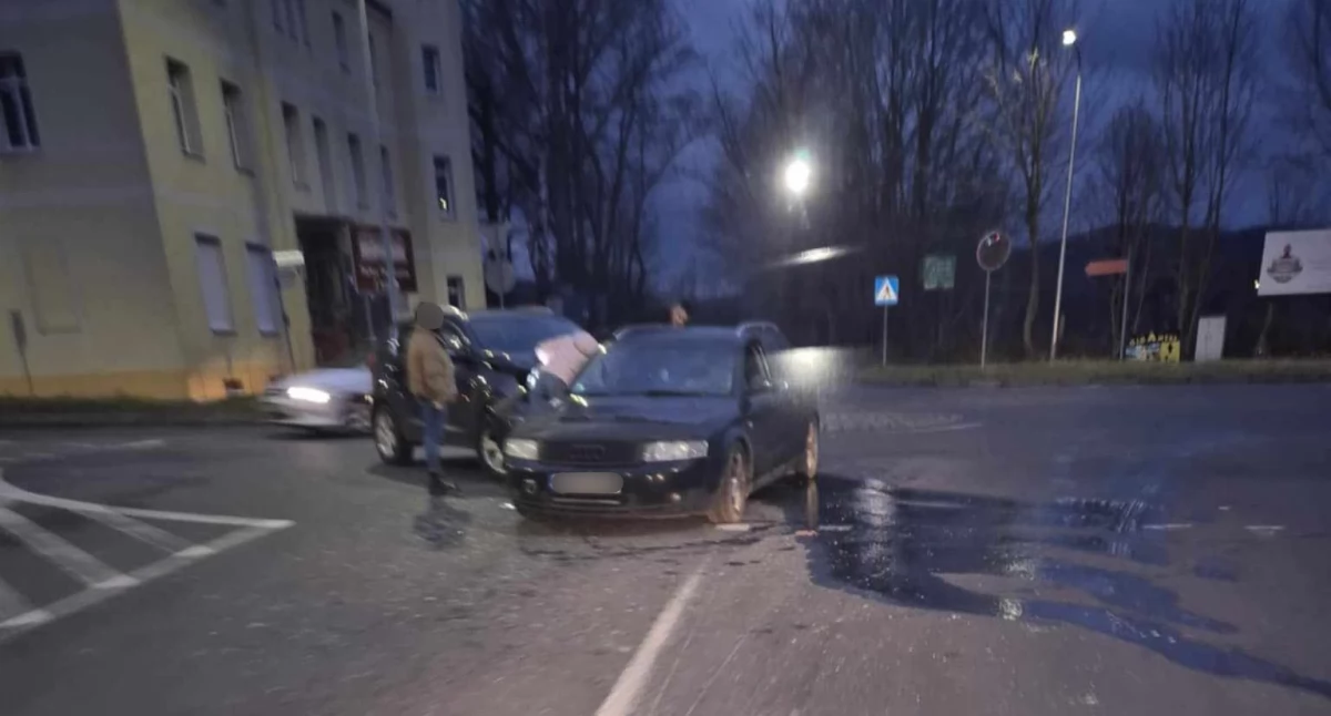 Utrudnienia przy Pałacu Sobieszów. Na rondzie zderzyły się dwie osobówki