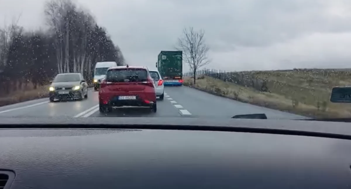 Wyprzedzanie na DK 30 w Barcinku. Wszyscy się rzucili, nikt nie wyprzedził