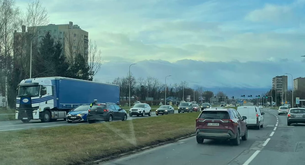 Aleją Jana Pawła II pod prąd. Mężczyzna zaufał nawigacji