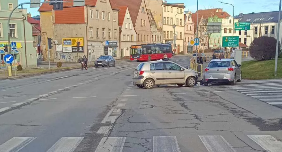 Utrudnienia w ruchu w centrum Jeleniej Góry po zderzeniu Hyundaia z Seatem
