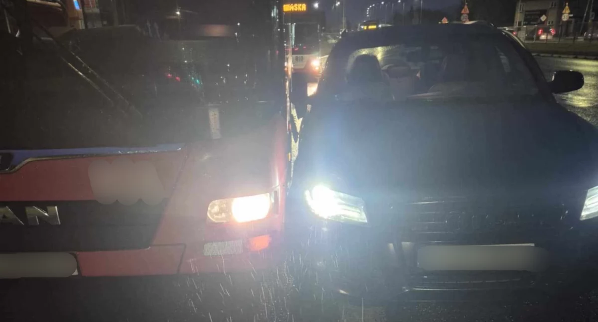 Kierowca Audi wjechał w autobus MZK