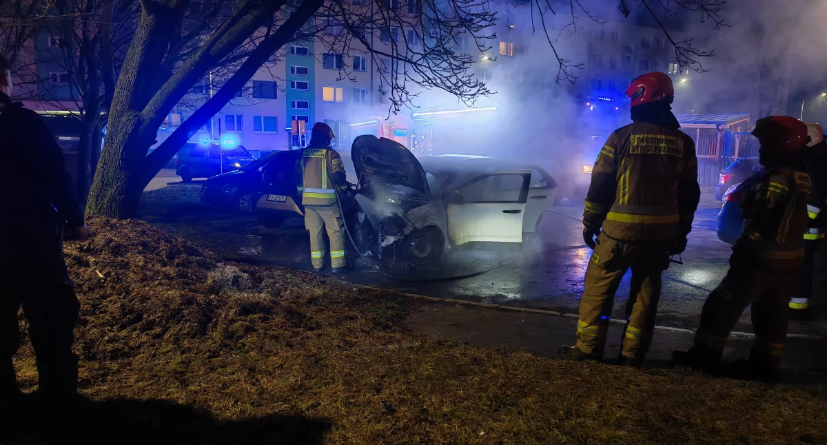 Groźny pożar na Zabobrzu: zaparkowany samochód w ogniu, możliwe podpalenie