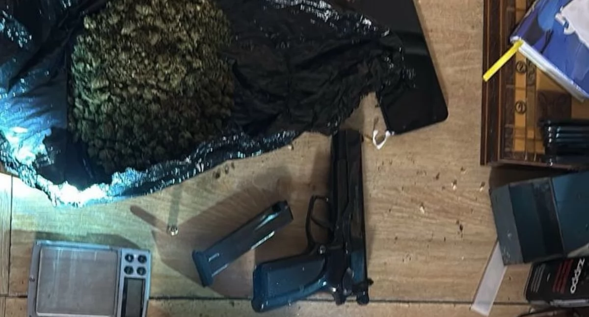 Narkotyki, broń i amunicja w mieszkaniu