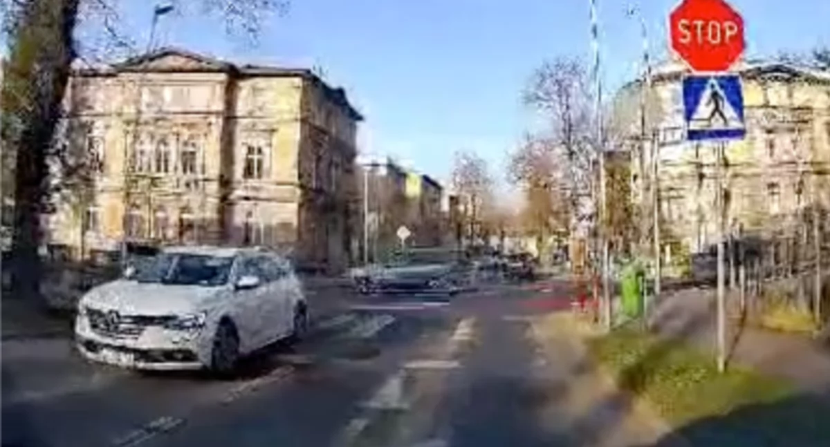 Ulicą Mickiewicza pod prąd. Wszystko nagrało się na samochodowej kamerce