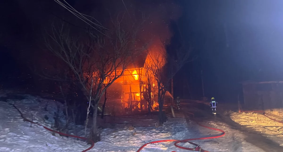 Pożar w sylwestrową noc w Szklarskiej Porębie. Walka strażaków z żywiołem uratowała dom.