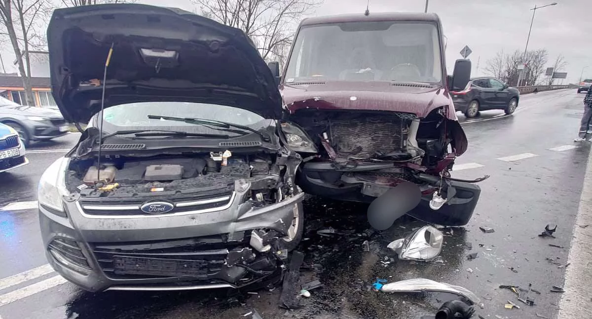 Poważne utrudnienia w Kostomłotach po zderzeniu trzech pojazdów